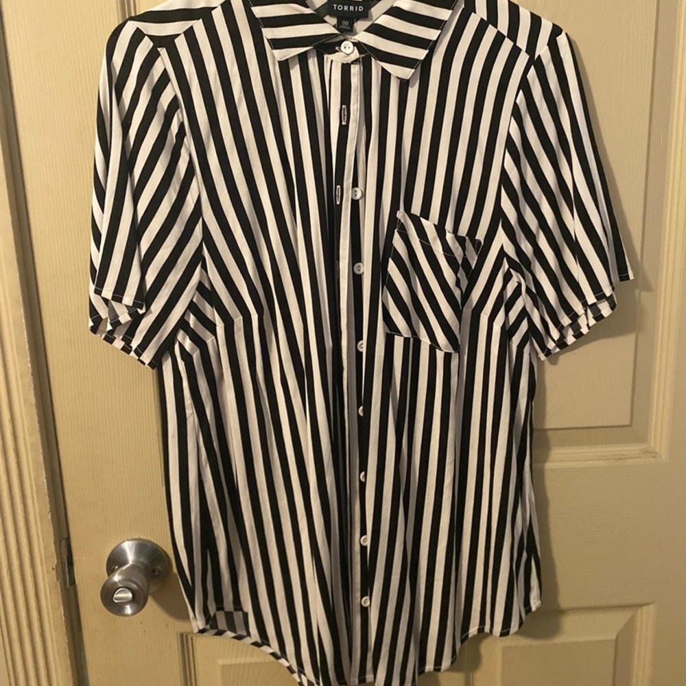 Torrid black and white striped button up blouse. Size 00.